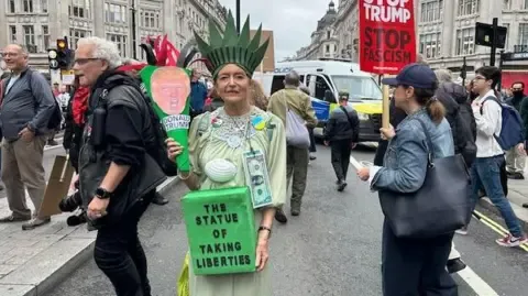 Numerous Protesters Converge in Downtown London to Oppose Trump's Return Diplomatic Journey